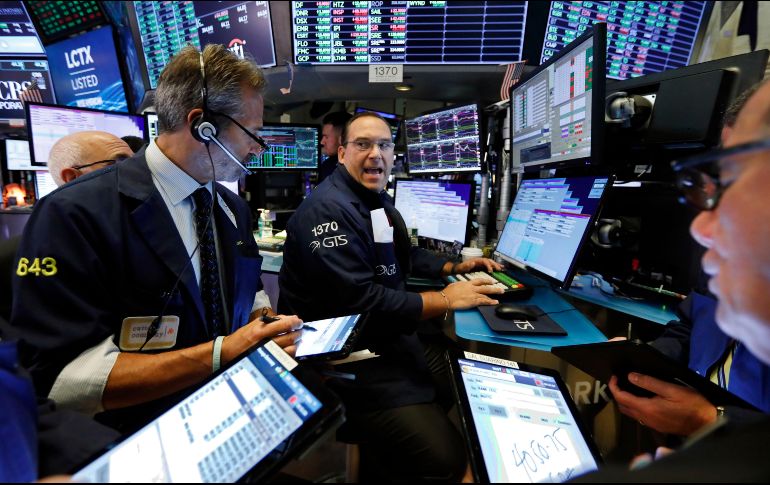 Inversionistas siguen destinando fondos a los bonos del gobierno, manteniendo los rendimientos de los títulos a largo plazo por debajo de los de corto plazo. AP/R. Drew