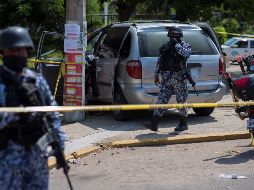 Efectivos de la Marina Armada de México mantienen resguardado un vehículo con perforaciones de bala cerca del sitio afectado. EFE/A. Hernández