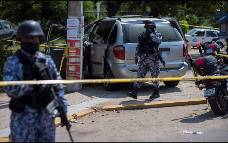 Efectivos de la Marina Armada de México mantienen resguardado un vehículo con perforaciones de bala cerca del sitio afectado. EFE/A. Hernández