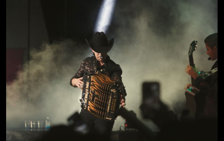 Cornelio Vega Jr se sumó al concierto, donde interpretó su éxito: “Haz lo que quieras”. EL INFORMADOR / E. Barrera
