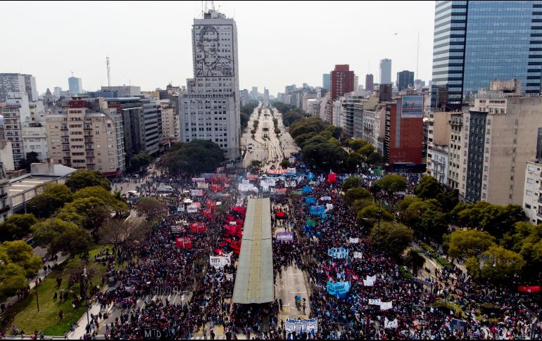 Manifestación frente al Ministerio de Desarrollo Social donde se exigió aumento al salario mínimo. AP/M. De Fina