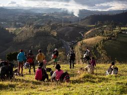 Los venezolanos que están varados en la frontera colombo ecuatoriana han comenzado a buscar alternativas para entrar en Ecuador después de que el gobierno comenzó a exigir visas. AP /Edu León