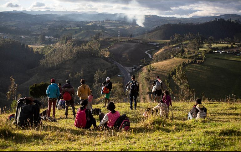 Los venezolanos que están varados en la frontera colombo ecuatoriana han comenzado a buscar alternativas para entrar en Ecuador después de que el gobierno comenzó a exigir visas. AP /Edu León