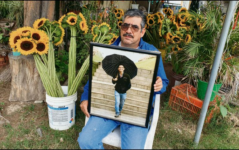 Pedro Álvarez, papá de “Panchito”, sostiene un retrato de su hijo. Cuenta que le gustaba escribir poemas y planeaba ingresar a Letras Hispánicas. EL INFORMADOR/S. Blanco