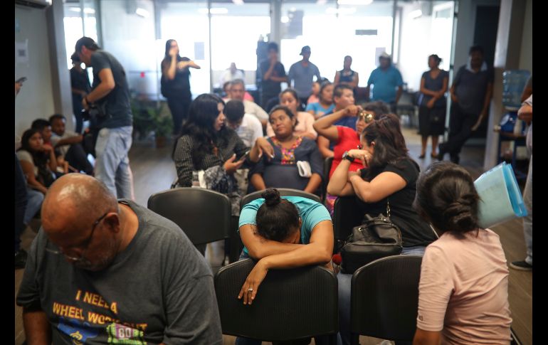Familiares de víctimas aguardan en las instalaciones de la Físcalía estatal AP/F. Márquez