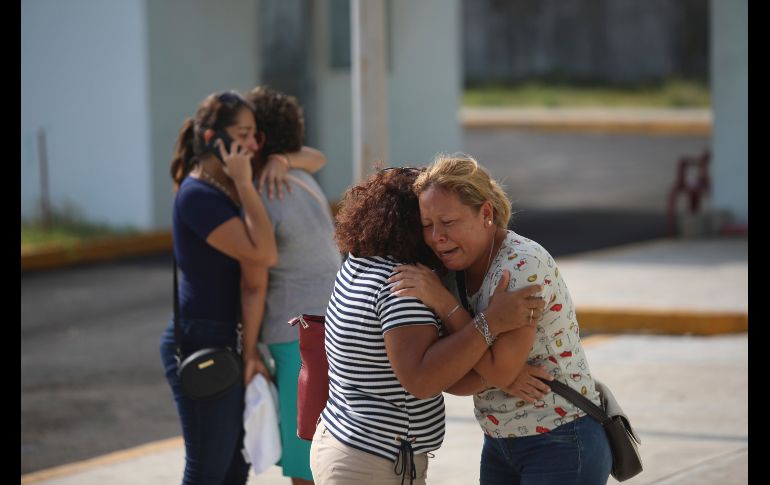 Familiares de una de las víctimas mortales del ataque reaccionan afuera de las instalaciones de la Fiscalía estatal en Coatzacoalcos. AP/F. Márquez