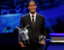 El holandés es el primer zaguero que recibe este premio, en cuyo palmarés releva al centrocampista croata del Real Madrid Luka Modric. AP / D. Cole