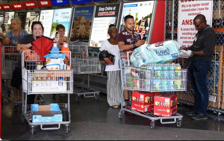 Habitantes de Florida saturan los supermercados de la zona al intentar conseguir todo tipo de víveres para sobrepasar la emergencia. AFP/M. Sandberg