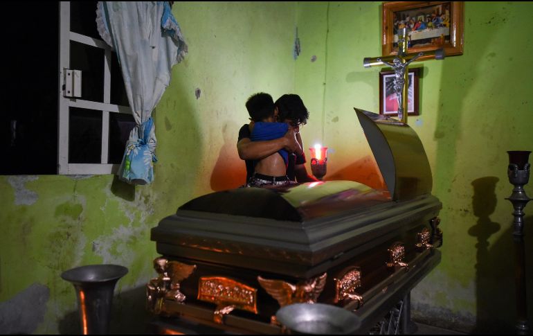 Familiares de Xóchitl Nayeli Irineo Gómez, de 24 años, lloran en su ataúd; ella es una de las 29 personas que perdieron la vida. AFP / V. Razo
