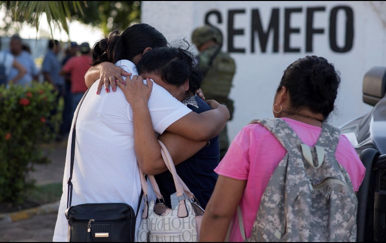 Un grupo de personas esperan la entrega de los restos de sus familiares en las afueras del Servicio Médico Forense de Coatzacoalcos. EFE / A. Hernández