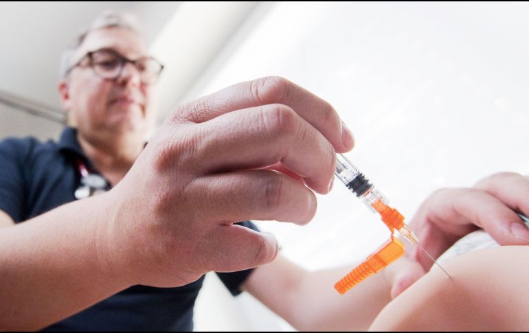Un médico aplica una vacuna contra el sarampión en Hannover, Alemania. La vacunación será obligatoria en este país a partir de marzo de 2020AFP/DPA/J. Stratenschulte