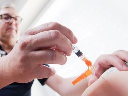 Un médico aplica una vacuna contra el sarampión en Hannover, Alemania. La vacunación será obligatoria en este país a partir de marzo de 2020AFP/DPA/J. Stratenschulte