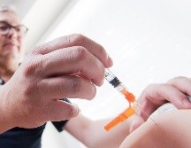 Un médico aplica una vacuna contra el sarampión en Hannover, Alemania. La vacunación será obligatoria en este país a partir de marzo de 2020AFP/DPA/J. Stratenschulte