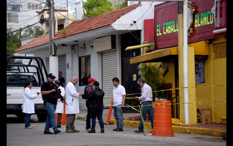 De acuerdo con funcionarios de la FGR, el personal recaba indicios y coteja la información que le entregó la Fiscalía de Veracruz. AFP/V. Razo