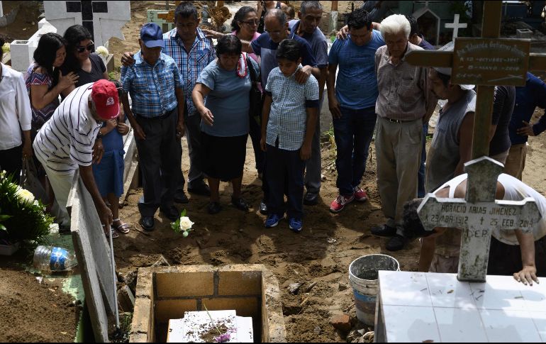 La mayoría de las víctimas comienzan a ser sepultadas esta tarde en los panteones Antiguo y Jardín. AFP/P. Pardo