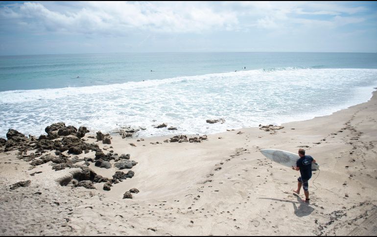 Surfistas buscan olas altas en Hutchinson Island, Florida, antes de la llegada del huracán. AP/TCPalm.com/L. Voss