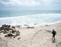 Surfistas buscan olas altas en Hutchinson Island, Florida, antes de la llegada del huracán. AP/TCPalm.com/L. Voss