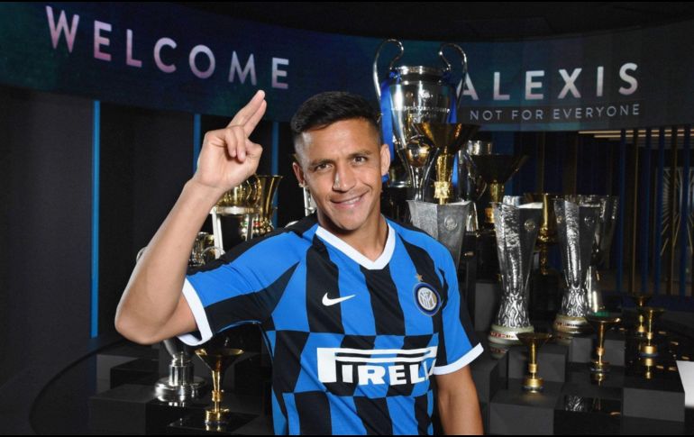 El jugador de 30 años llegó a Milán el miércoles para someterse al reconocimiento médico y firmar con el Inter. TWITTER/@Inter_es