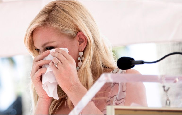 Kirsten Dunst llora ante los discursos de su esposo y de una de las directoras con las que trabajó desde pequeña. EFE / E. Laurent