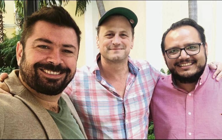 El productor, conductor y actor, David Moscow (al centro), feliz de la vida a su paso por Jalisco. CORTESÍA