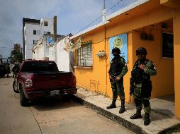 agentes de la Guardia Nacional montan guardia cerca de las oficinas de la Fiscalía veracruzana en Coatzacoalcos. AP/R. Blackwell