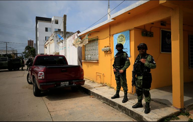 agentes de la Guardia Nacional montan guardia cerca de las oficinas de la Fiscalía veracruzana en Coatzacoalcos. AP/R. Blackwell