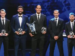 El central holandés del Liverpool Virgil van Dijk (centro) arrebató al portugués Cristiano Ronaldo y al argentino Lionel Messi el trono de Mejor Jugador de la UEFA en la gala anual de Mónaco. AFP