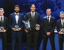 El central holandés del Liverpool Virgil van Dijk (centro) arrebató al portugués Cristiano Ronaldo y al argentino Lionel Messi el trono de Mejor Jugador de la UEFA en la gala anual de Mónaco. AFP