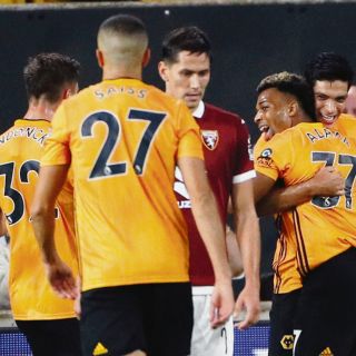 Jiménez anota en pase de Wolves a Fase de Grupos