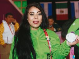 Mayra Hernández muestra su medalla de plata obtenida ayer en los Juegos Parapanamericanos de Lima 2019. TWITTER / @CONADE