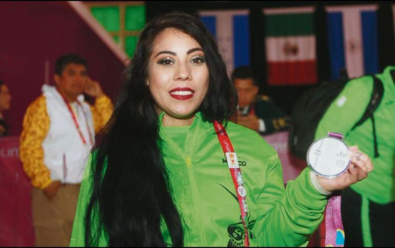 Mayra Hernández muestra su medalla de plata obtenida ayer en los Juegos Parapanamericanos de Lima 2019. TWITTER / @CONADE