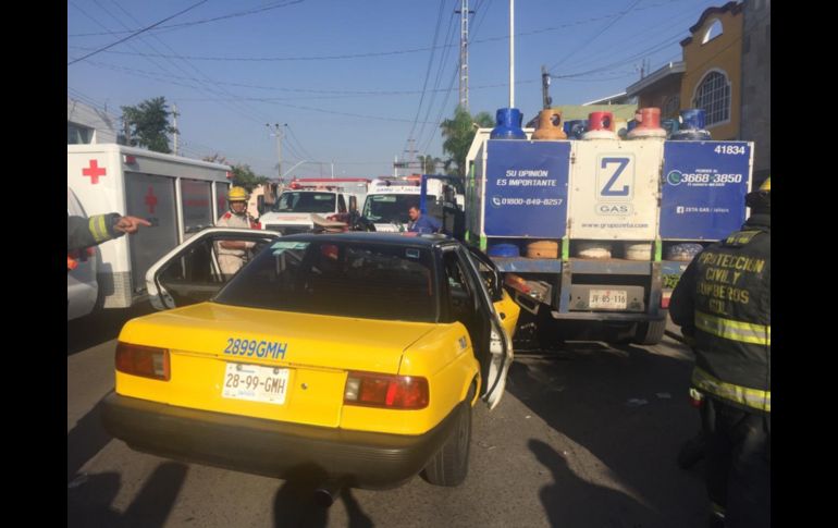 El incidente provocó afectaciones al copiloto del taxi, el cual a pesar de que no quedó prensado por el metal, necesitó ser rescatado por el cuerpo de bomberos. ESPECIALES/ Protección Civil y Bomberos Guadalajara