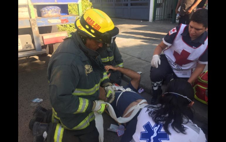 El incidente provocó afectaciones al copiloto del taxi, el cual a pesar de que no quedó prensado por el metal, necesitó ser rescatado por el cuerpo de bomberos. ESPECIALES/ Protección Civil y Bomberos Guadalajara
