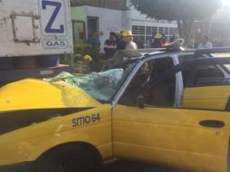 El incidente provocó afectaciones al copiloto del taxi, el cual a pesar de que no quedó prensado por el metal, necesitó ser rescatado por el cuerpo de bomberos. ESPECIALES/ Protección Civil y Bomberos Guadalajara