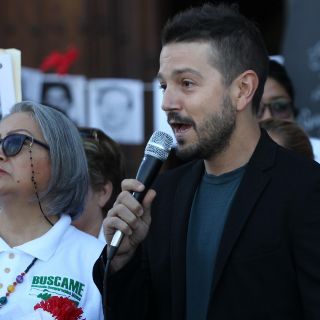 Diego Luna acude a Palacio Nacional con familiares de desaparecidos