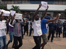 Alrededor de 200 africanos fueron acompañados por grupos y organizaciones civiles durante la manifestación. EFE/C. López