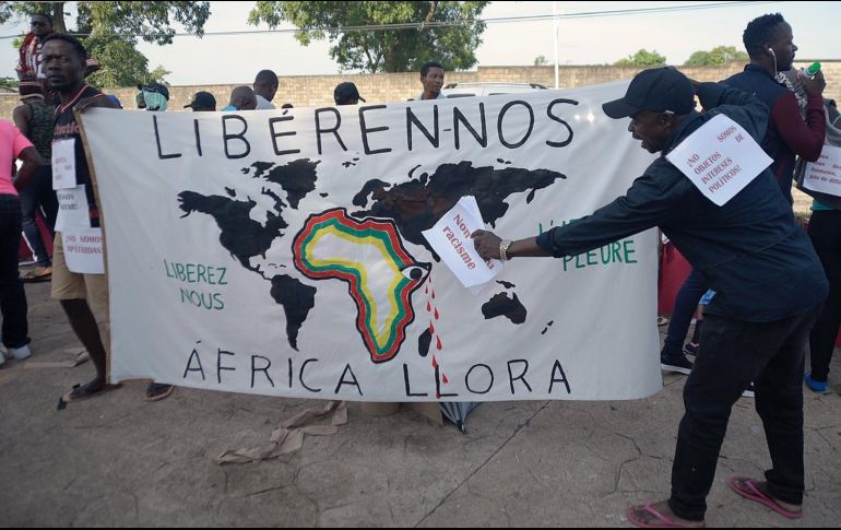 Alrededor de 200 africanos fueron acompañados por grupos y organizaciones civiles durante la manifestación. EFE/C. López
