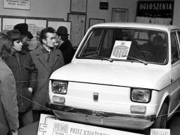 En el año 1973, el modelo Tiny Polski Fiat 126 se publicitó como el automóvil de todos, a pesar de que la mayoría de los polacos solo podían soñar con comprar el auto que costó dos años de ganancias. AP / ARCHIVO
