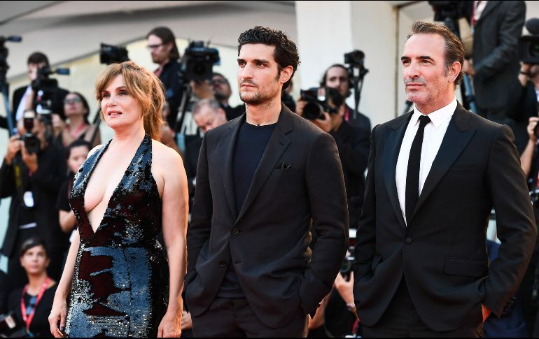 Emmanuelle Seigner, Louis Garrel y Jean Dujardin durante la alfombra roja de la película. AFP / V. Pinto