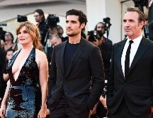 Emmanuelle Seigner, Louis Garrel y Jean Dujardin durante la alfombra roja de la película. AFP / V. Pinto