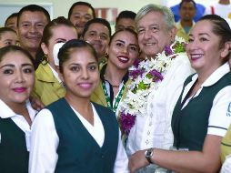 El Presidente López Obrador posa con personal médico tras realizar una revisión del hospital rural de Arroyo Seco. NTX/PRESIDENCIA