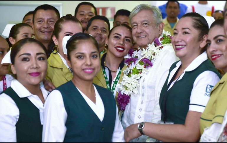 El Presidente López Obrador posa con personal médico tras realizar una revisión del hospital rural de Arroyo Seco. NTX/PRESIDENCIA