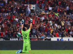 Camilo Vargas festeja el triunfo rojinegro mientras en las gradas los seguidores del Atlas estallan en júbilo. IMAGO7/C. Zepeda