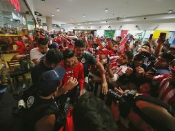 Como es una costumbre, cientos de aficionados recibieron a Chivas en el aeropuerto de la Ciudad de México.  TWITTER/@chivas