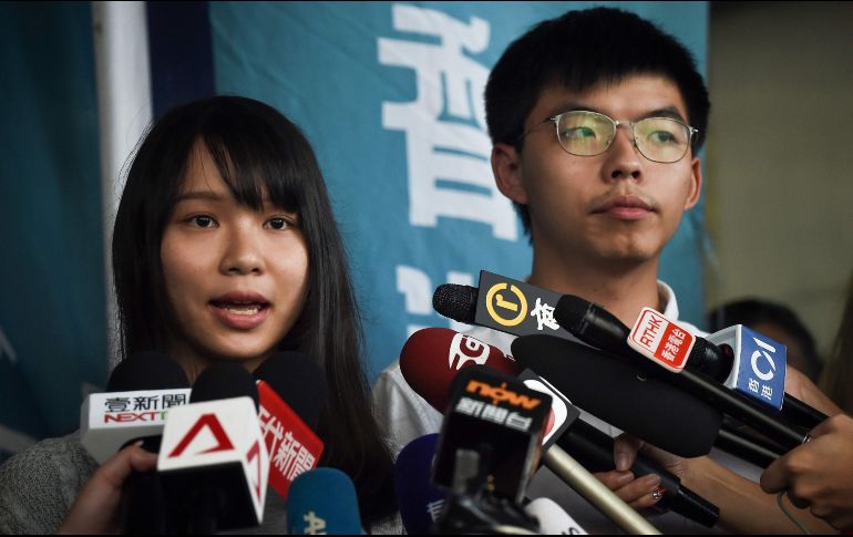 Agnes Chow y Joshua Wong fueron liberados tras el pago de una fianza. AFP/L. Suwanrumpha