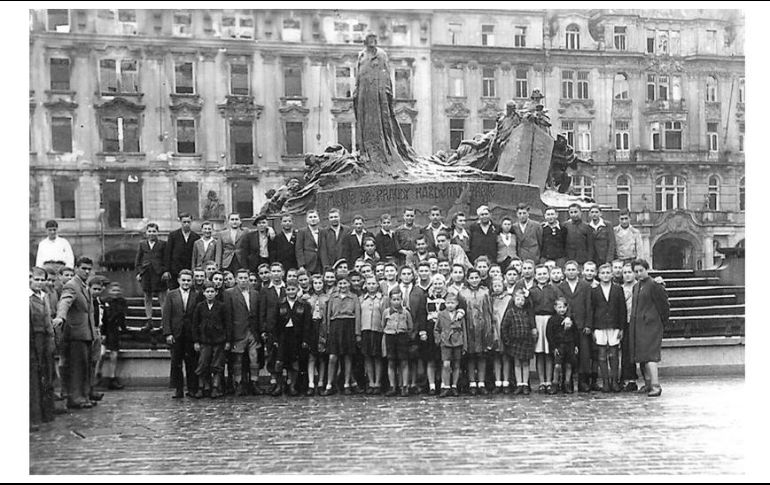 La foto de los sobrevivientes, tomada en 1945 en Praga. LAKE DISTRICT HOLOCAUST PROJECT
