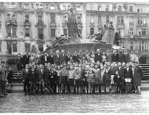 La foto de los sobrevivientes, tomada en 1945 en Praga. LAKE DISTRICT HOLOCAUST PROJECT