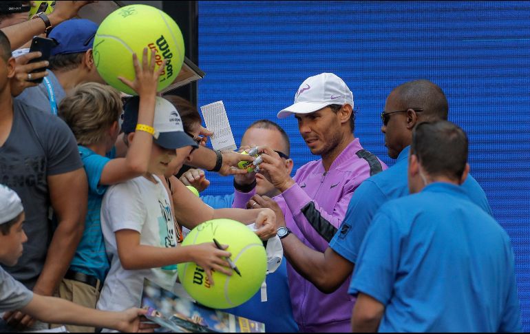 El tenista firma autógrafos a varios de sus seguidores luego del partido. AP/E. Muñoz