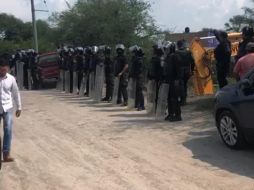 Denuncian que este sábado llegaron elementos antimotines para evitar que los propietarios de las tierras interrumpieran las obras. ESPECIAL