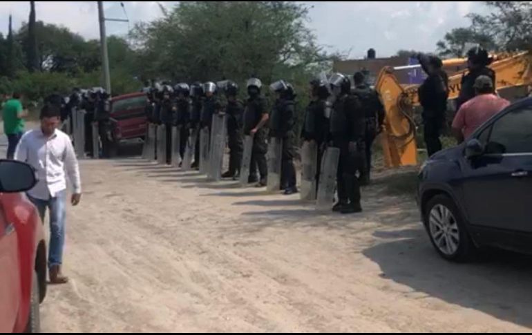 Denuncian que este sábado llegaron elementos antimotines para evitar que los propietarios de las tierras interrumpieran las obras. ESPECIAL